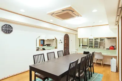 a dining room and kitchen with a table and chairs at \u307e\u308b\u307e\u308b\u8cb8\u5207,\u7fbd\u7530\u7a7a\u6e2f\u304b\u3089\u4e00\u756a\u8fd1\u3044yu`s house in Tokyo