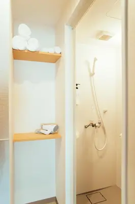 a bathroom with a shower and a toilet and a sink at \u307e\u308b\u307e\u308b\u8cb8\u5207,\u7fbd\u7530\u7a7a\u6e2f\u304b\u3089\u4e00\u756a\u8fd1\u3044yu`s house in Tokyo