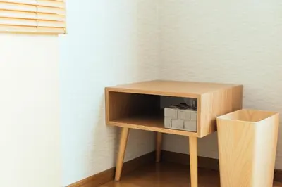 a small wooden shelf in a corner of a room at \u307e\u308b\u307e\u308b\u8cb8\u5207,\u7fbd\u7530\u7a7a\u6e2f\u304b\u3089\u4e00\u756a\u8fd1\u3044yu`s house in Tokyo