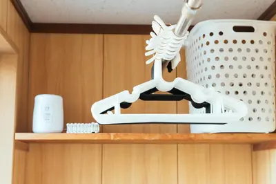 a wooden shelf with a white object on it at \u307e\u308b\u307e\u308b\u8cb8\u5207,\u7fbd\u7530\u7a7a\u6e2f\u304b\u3089\u4e00\u756a\u8fd1\u3044yu`s house in Tokyo