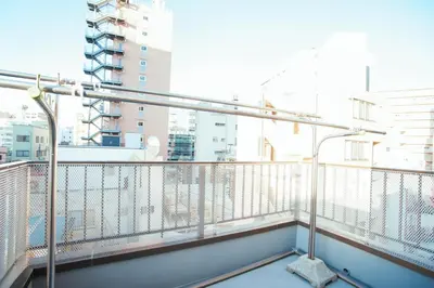 a balcony with a view of a city at \u307e\u308b\u307e\u308b\u8cb8\u5207,\u7fbd\u7530\u7a7a\u6e2f\u304b\u3089\u4e00\u756a\u8fd1\u3044yu`s house in Tokyo