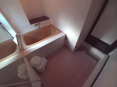 a small bathroom with a tub and a toilet at Miki Hall Akabane in Tokyo