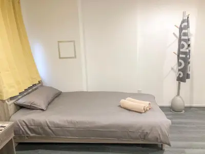 a bedroom with a bed with a towel on it at ZAITO Tokyo Chitose Accommodation \u68ee\u4e0b\u99c5\u304b\u3089\u5f92\u6b696\u5206 in Tokyo