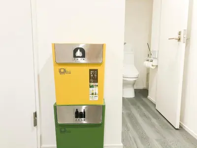 a bathroom with a machine with a toilet in it at ZAITO Tokyo Chitose Accommodation \u68ee\u4e0b\u99c5\u304b\u3089\u5f92\u6b696\u5206 in Tokyo