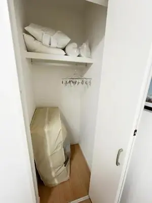 a room with a closet with a bag and towels at Ishihara House in Tokyo