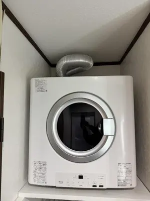 a washing machine in a room with a ceiling at LEMON TOKYO in Tokyo