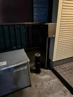 a kitchen with a trash can next to a wall at LEMON TOKYO in Tokyo