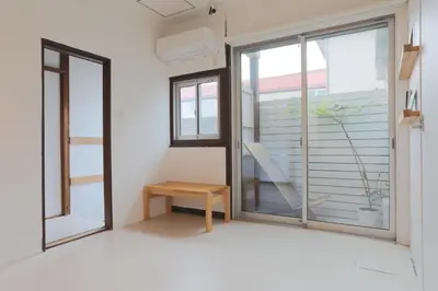 a room with large windows and a wooden table at \u30b2\u30b9\u30c8\u30cf\u30a6\u30b9\u3077\u308c\u305c\u3093\u3068 in Tokyo
