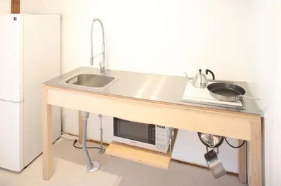 a kitchen counter with a sink and a microwave at \u30b2\u30b9\u30c8\u30cf\u30a6\u30b9\u3077\u308c\u305c\u3093\u3068 in Tokyo