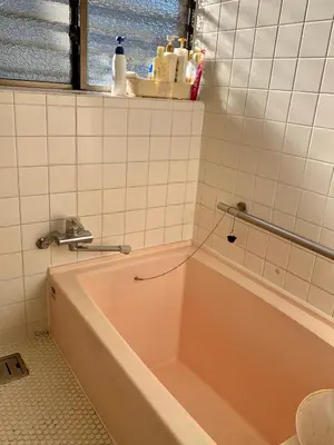 a bath tub in a bathroom with a window at \u8239\u5800\u30cf\u30a6\u30b9 in Tokyo