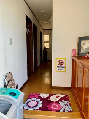 a hallway with a room with a rug on the floor at \u8239\u5800\u30cf\u30a6\u30b9 in Tokyo