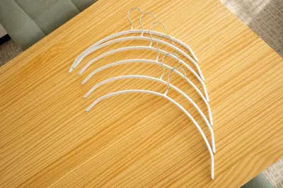 a piece of wire on a wooden table at \u65b0\u5bbf\u307e\u30675\u5206 \u6771\u4e2d\u91ce\u99c5\u5f92\u6b692\u5206 \u685c\u306e\u540d\u6240\u4e07\u4e80\u6a4b\u8fd1\u304f \u6700\u59274\u4eba \u6d17\u6fef\u6a5f \u30c0\u30a4\u30cb\u30f3\u30b0 ILIMA Higashi Nakano in Tokyo