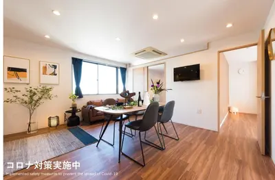 a living room with a table and chairs at TORA HOTEL Tokyo Skytree \u5bc5\u30db\u30c6\u30eb \u30b9\u30ab\u30a4\u30c4\u30ea\u30fcG in Tokyo