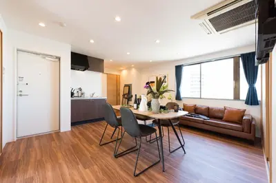 a living room with a table and chairs and a couch at TORA HOTEL Tokyo Skytree \u5bc5\u30db\u30c6\u30eb \u30b9\u30ab\u30a4\u30c4\u30ea\u30fcG in Tokyo
