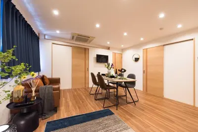 a living room with a table and chairs at TORA HOTEL Tokyo Skytree \u5bc5\u30db\u30c6\u30eb \u30b9\u30ab\u30a4\u30c4\u30ea\u30fcG in Tokyo