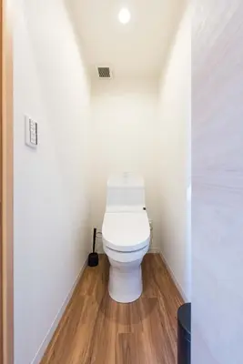a bathroom with a white toilet in a room at TORA HOTEL Tokyo Skytree \u5bc5\u30db\u30c6\u30eb \u30b9\u30ab\u30a4\u30c4\u30ea\u30fcG in Tokyo