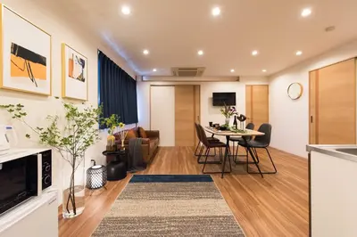 a kitchen and living room with a table and chairs at TORA HOTEL Tokyo Skytree \u5bc5\u30db\u30c6\u30eb \u30b9\u30ab\u30a4\u30c4\u30ea\u30fcG in Tokyo