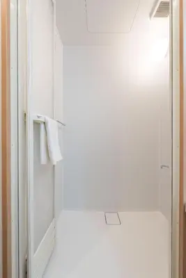 a bathroom with a mirror and a towel at TORA HOTEL Tokyo Skytree \u5bc5\u30db\u30c6\u30eb \u30b9\u30ab\u30a4\u30c4\u30ea\u30fcE in Tokyo