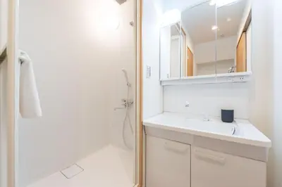 a white bathroom with a sink and a mirror at TORA HOTEL Tokyo Skytree \u5bc5\u30db\u30c6\u30eb \u30b9\u30ab\u30a4\u30c4\u30ea\u30fcE in Tokyo
