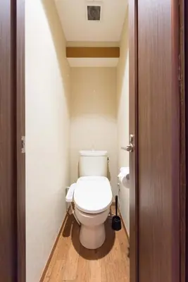 a bathroom with a white toilet in a room at TORA HOTEL Tokyo-Rikugienn \u5bc5\u30db\u30c6\u30eb \u516d\u7fa9\u5712 C in Tokyo