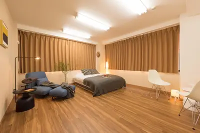 a bedroom with a bed and a table and a chair at TORA HOTEL Tokyo-Rikugienn \u5bc5\u30db\u30c6\u30eb \u516d\u7fa9\u5712 B in Tokyo