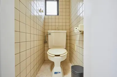 a bathroom with a toilet in a tiled room at TORA HOTEL Tokyo-kitaueno \u5bc5\u30db\u30c6\u30eb\u5317\u4e0a\u91ce in Tokyo