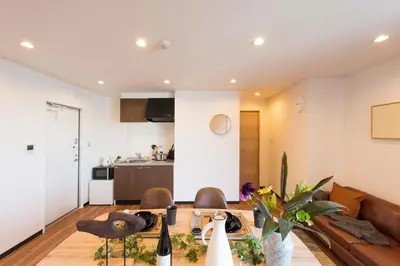 a kitchen and living room with a table and chairs at TORA HOTEL Tokyo Skytree \u5bc5\u30db\u30c6\u30eb \u30b9\u30ab\u30a4\u30c4\u30ea\u30fcF in Tokyo
