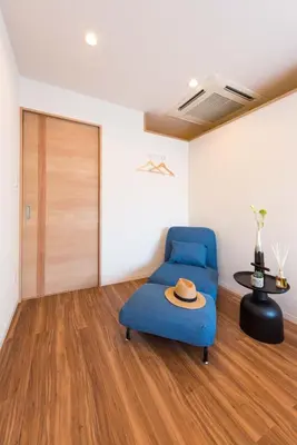 a room with a blue chair with a hat on it at TORA HOTEL Tokyo Skytree \u5bc5\u30db\u30c6\u30eb \u30b9\u30ab\u30a4\u30c4\u30ea\u30fcD in Tokyo