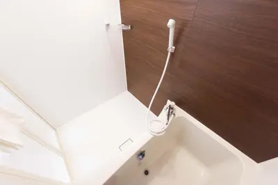 a bathroom with a bath tub with a hose at TORA HOTEL Tokyo Skytree \u5bc5\u30db\u30c6\u30eb \u30b9\u30ab\u30a4\u30c4\u30ea\u30fcD in Tokyo