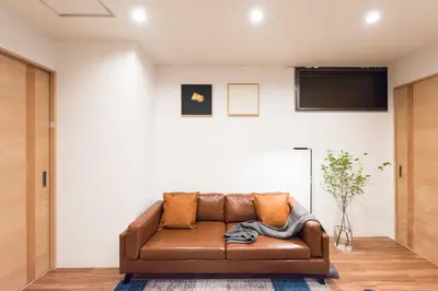 a brown leather couch sitting in a living room at TORA HOTEL Tokyo Skytree \u5bc5\u30db\u30c6\u30eb \u30b9\u30ab\u30a4\u30c4\u30ea\u30fcD in Tokyo