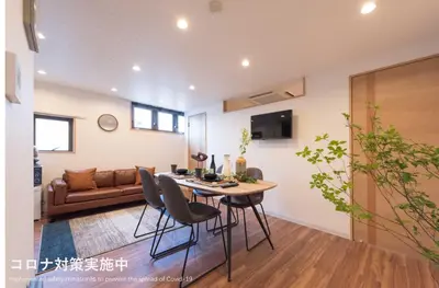 a living room with a table and chairs and a couch at TORA HOTEL Tokyo Skytree \u5bc5\u30db\u30c6\u30eb \u30b9\u30ab\u30a4\u30c4\u30ea\u30fcB in Tokyo