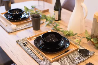 a table with two black plates on a table at TORA HOTEL Tokyo Skytree \u5bc5\u30db\u30c6\u30eb \u30b9\u30ab\u30a4\u30c4\u30ea\u30fcB in Tokyo