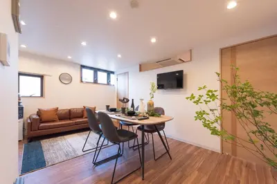 a living room with a table and chairs and a couch at TORA HOTEL Tokyo Skytree \u5bc5\u30db\u30c6\u30eb \u30b9\u30ab\u30a4\u30c4\u30ea\u30fcB in Tokyo