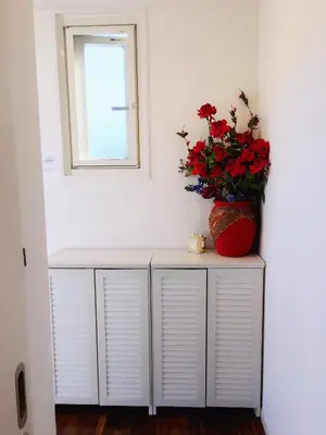 a window and a vase with red flowers on a shelf at \u99c5\u8fd1-\u6700\u5927\u53ce\u5bb99\u4ebaJR\u5c0f\u5ca9\u99c5\u307e\u3067\u5f92\u6b69\u570fLeo\u5c0f\u5ca9301 in Tokyo