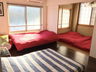 two beds in a room with two windows at \u99c5\u8fd1-\u6700\u5927\u53ce\u5bb99\u4ebaJR\u5c0f\u5ca9\u99c5\u307e\u3067\u5f92\u6b69\u570fLeo\u5c0f\u5ca9301 in Tokyo