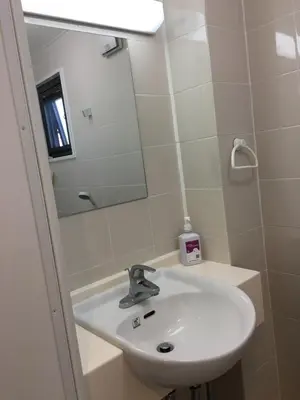 a bathroom with a sink and a mirror at \u99c5\u8fd1-\u6700\u5927\u53ce\u5bb99\u4ebaJR\u5c0f\u5ca9\u99c5\u307e\u3067\u5f92\u6b69\u570fLeo\u5c0f\u5ca9301 in Tokyo