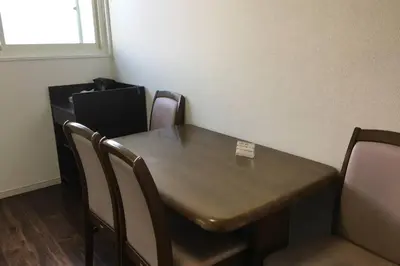 a table in a room with chairs and a desk at \u99c5\u8fd1-\u6700\u5927\u53ce\u5bb99\u4ebaJR\u5c0f\u5ca9\u99c5\u307e\u3067\u5f92\u6b69\u570fLeo\u5c0f\u5ca9301 in Tokyo