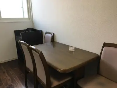 a table and chairs in a waiting room at \u99c5\u8fd1-\u6700\u5927\u53ce\u5bb99\u4ebaJR\u5c0f\u5ca9\u99c5\u307e\u3067\u5f92\u6b69\u570fLeo\u5c0f\u5ca9301 in Tokyo