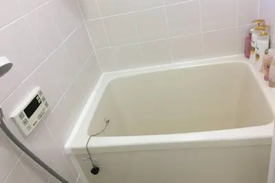 a white bath tub in a white tiled bathroom at \u99c5\u8fd1-\u6700\u5927\u53ce\u5bb99\u4ebaJR\u5c0f\u5ca9\u99c5\u307e\u3067\u5f92\u6b69\u570fLeo\u5c0f\u5ca9301 in Tokyo