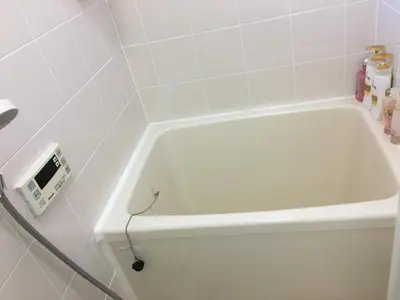 a white bath tub in a white tiled bathroom at \u99c5\u8fd1-\u6700\u5927\u53ce\u5bb99\u4ebaJR\u5c0f\u5ca9\u99c5\u307e\u3067\u5f92\u6b69\u570fLeo\u5c0f\u5ca9301 in Tokyo