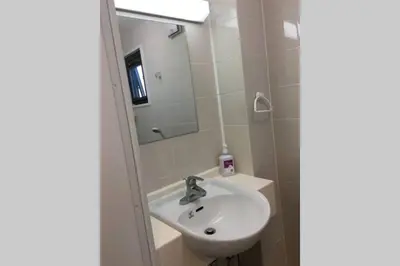 a bathroom with a sink and a mirror at \u99c5\u8fd1-\u6700\u5927\u53ce\u5bb99\u4ebaJR\u5c0f\u5ca9\u99c5\u307e\u3067\u5f92\u6b69\u570fLeo\u5c0f\u5ca9301 in Tokyo