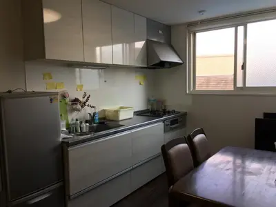 a kitchen with a sink and a refrigerator and a table at \u99c5\u8fd1-\u6700\u5927\u53ce\u5bb99\u4ebaJR\u5c0f\u5ca9\u99c5\u307e\u3067\u5f92\u6b69\u570fLeo\u5c0f\u5ca9301 in Tokyo