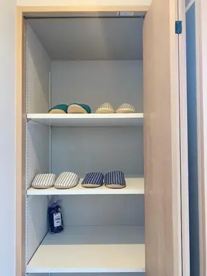 a closet with shelves with hats and other items at \u6d45\u8349\u57084\u5c42\u72ec\u680b\u522b\u5885 \u514d\u8d39\u505c\u8f66\u573a \u8fd1\u8f66\u7ad9 \u53ef\u76f4\u8fbe\u673a\u573a in Tokyo