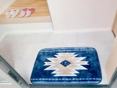 a blue and white rug on the floor in a room at \u6d45\u8349\u57084\u5c42\u72ec\u680b\u522b\u5885 \u514d\u8d39\u505c\u8f66\u573a \u8fd1\u8f66\u7ad9 \u53ef\u76f4\u8fbe\u673a\u573a in Tokyo