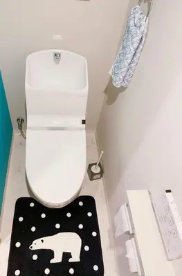 a bathroom with a toilet with a polar bear rug at \u6d45\u8349\u57084\u5c42\u72ec\u680b\u522b\u5885 \u514d\u8d39\u505c\u8f66\u573a \u8fd1\u8f66\u7ad9 \u53ef\u76f4\u8fbe\u673a\u573a in Tokyo