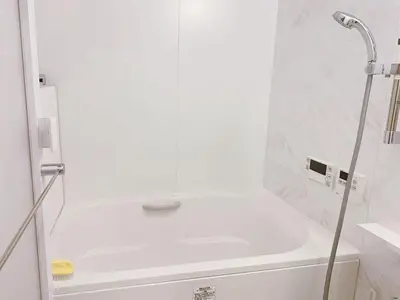 a bathroom with a shower with a white tub at \u6d45\u8349\u57084\u5c42\u72ec\u680b\u522b\u5885 \u514d\u8d39\u505c\u8f66\u573a \u8fd1\u8f66\u7ad9 \u53ef\u76f4\u8fbe\u673a\u573a in Tokyo