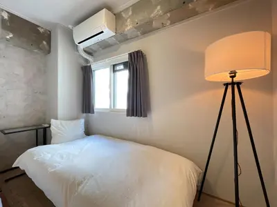 a bedroom with a white bed and a lamp at Eims stay Oomori206 in Tokyo