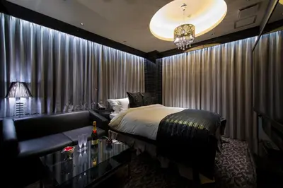 a bedroom with a bed and a couch at HOTEL GLANZ CASCATA in Tokyo
