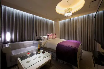 a hotel room with a bed and a couch at HOTEL GLANZ CASCATA in Tokyo