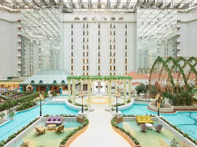 a view of the mandarin oriental hotel in singapore at Grand Nikko Tokyo Bay Maihama in Urayasu
